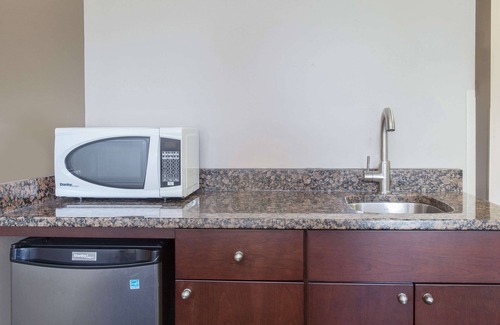 Brandon Hotel | Super 8 by Wyndham Brandon MB