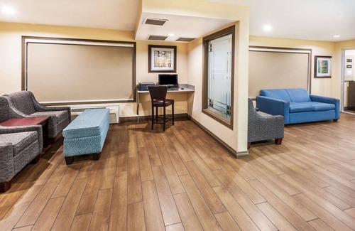 Calgary Hotel | Super 8 by Wyndham Calgary/Airport