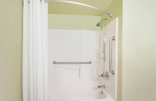 Carthage Hotel | Super 8 by Wyndham Carthage