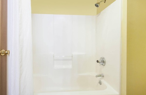 Carthage Hotel | Super 8 by Wyndham Carthage