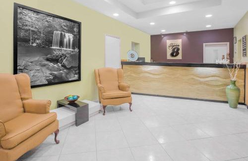 Clarksville Hotel | Super 8 by Wyndham Clarksville AR