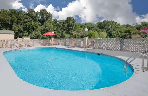 Clarksville Hotel | Super 8 by Wyndham Clarksville AR