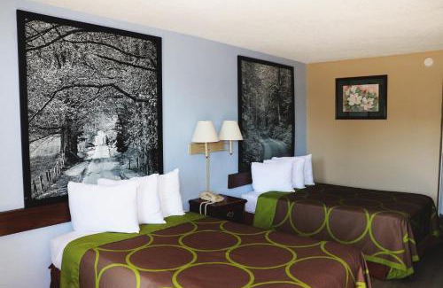 Clarksville Hotel | Super 8 by Wyndham Clarksville East