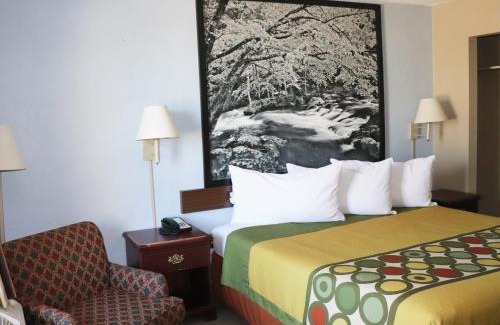 Clarksville Hotel | Super 8 by Wyndham Clarksville East