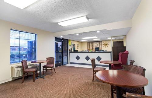 Clarksville Hotel | Super 8 by Wyndham Clarksville East