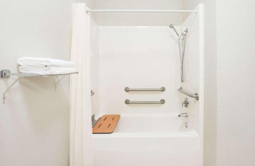 Columbia Hotel | Super 8 by Wyndham Columbia East