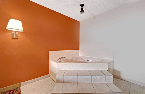 Dallas Hotel | Super 8 by Wyndham Dallas South