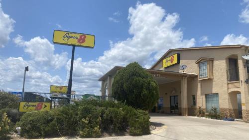 Decatur Hotel | Super 8 by Wyndham Decatur Texas