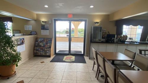 Decatur Hotel | Super 8 by Wyndham Decatur Texas