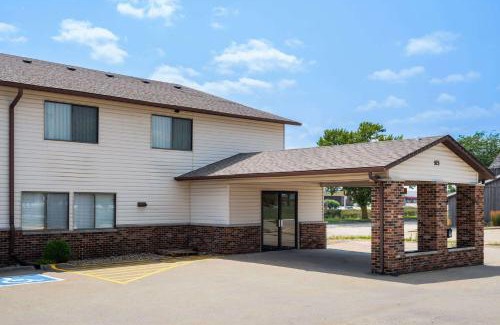 Dyersville Hotel | Super 8 by Wyndham Dyersville