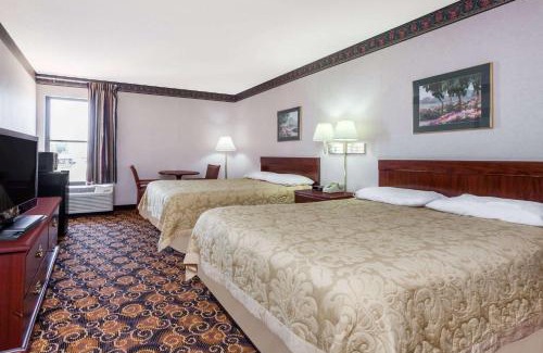 Haubstadt Hotel | Super 8 by Wyndham Evansville North