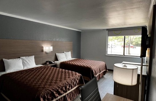 West Meadowbrook Hotel | Super 8 by Wyndham Fort Worth Entertainment District