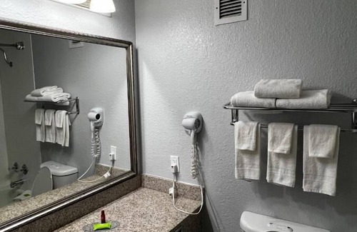 West Meadowbrook Hotel | Super 8 by Wyndham Fort Worth Entertainment District