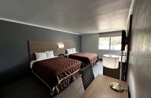 West Meadowbrook Hotel | Super 8 by Wyndham Fort Worth Entertainment District