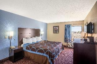 Galesburg Hotel | Super 8 by Wyndham Galesburg