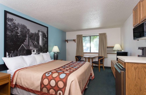 Houghton Lake Hotel | Super 8 by Wyndham Houghton Lake
