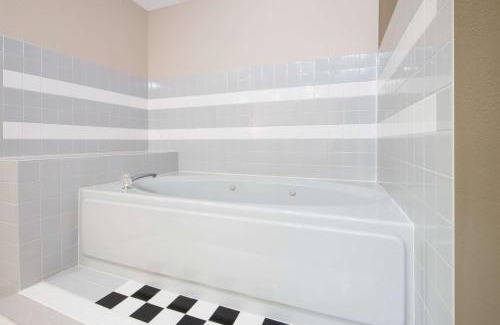 Knoxville Hotel | Super 8 by Wyndham Knoxville