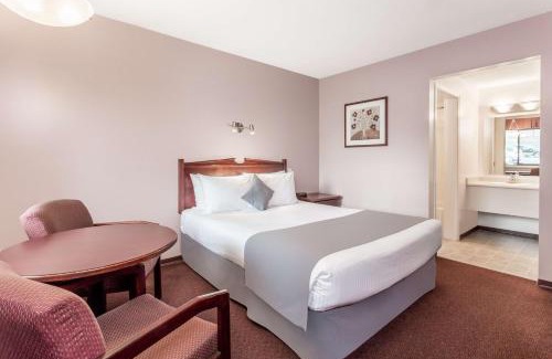 Winfield Hotel | Super 8 by Wyndham Lake Country/Winfield Area