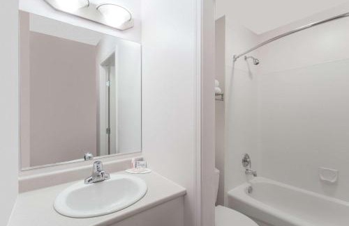 Winfield Hotel | Super 8 by Wyndham Lake Country/Winfield Area