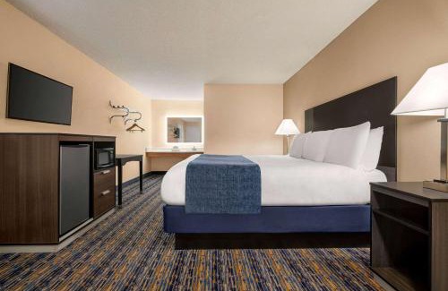 Lindsay Hotel | Super 8 by Wyndham Lindsay Olive Tree