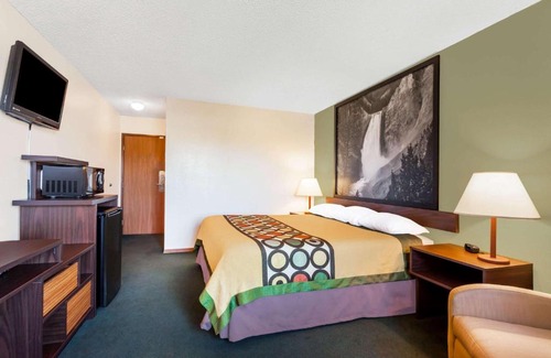 Livingston Hotel | Super 8 by Wyndham Livingston