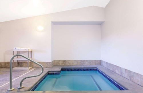 McCall Hotel | Super 8 by Wyndham McCall