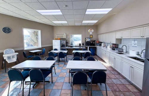 Medicine Hat Hotel | Super 8 by Wyndham Medicine Hat AB