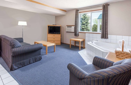 Medicine Hat Hotel | Super 8 by Wyndham Medicine Hat AB