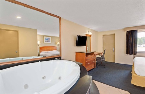 Milford Hotel | Super 8 by Wyndham Milford/New Haven