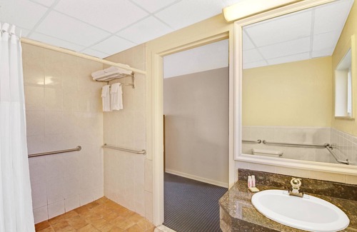 Milford Hotel | Super 8 by Wyndham Milford/New Haven