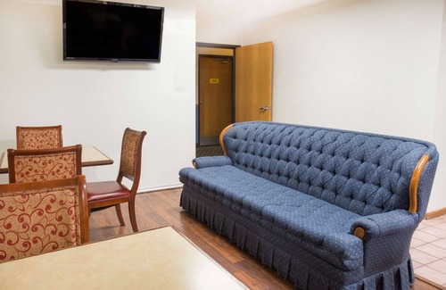 Monmouth Hotel | Super 8 by Wyndham Monmouth IL