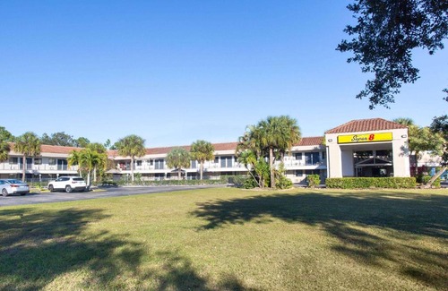Rural Estates Hotel | Super 8 by Wyndham Naples
