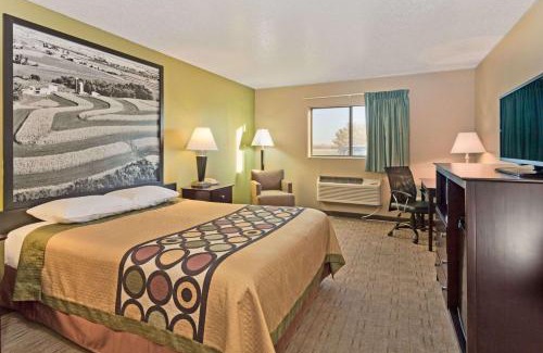Rochelle Hotel | Super 8 by Wyndham Rochelle