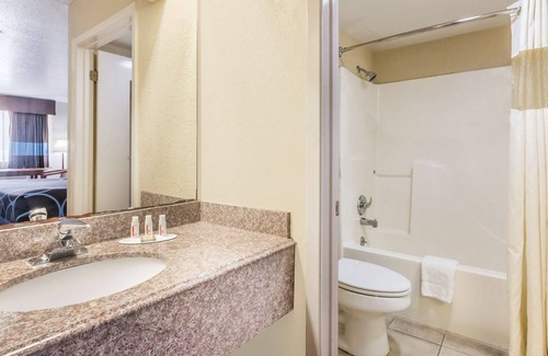 San Antonio Hotel | Super 8 by Wyndham San Antonio at I-10