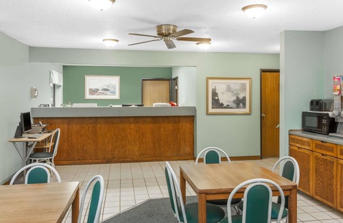 Washington Hotel | Super 8 by Wyndham Washington/Peoria Area