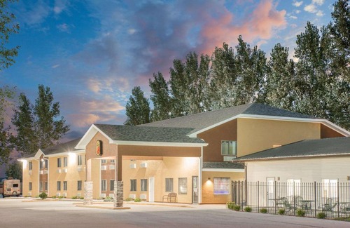 Webster City Hotel | Super 8 by Wyndham Webster City IA