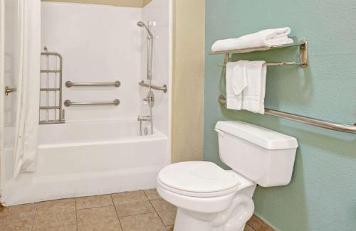 White Rock Hills Hotel | Super 8 Dallas East Near Fair Park Downtown