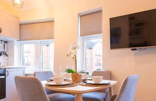 Henley Apartment | Super Central Apartment Close To River & Station