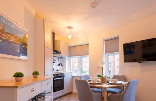 Henley Apartment | Super Central Apartment Close To River & Station