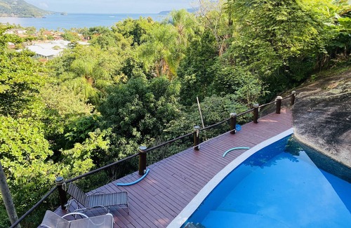 Morro da Cruz House | SUPER CHARMING HOME WITH POOL AND VIEW SHOW!