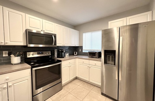 San Carlos Park House | Super Clean, Comfortable, & Centrally Located near RSW and FGCU