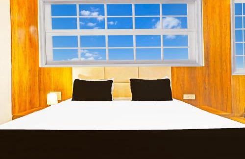 Surat Hotel | Super Collection O Adajan Formerly Hotel Western Inn