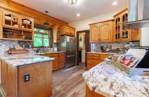 Blairsville Cabin | SUPER COZY/5BDR/LOG CABIN/BIG Families/Game room/Hot tub/NO CLEAN FEE