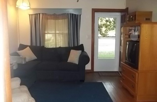 Colonial Beach Cottage | Super cute, 2 bedroom, 1 bath, furnished cottage