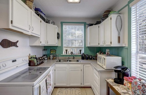 Fulton House | SUPER CUTE! COASTAL BEND COTTAGE! Book now-October, November, December dates!