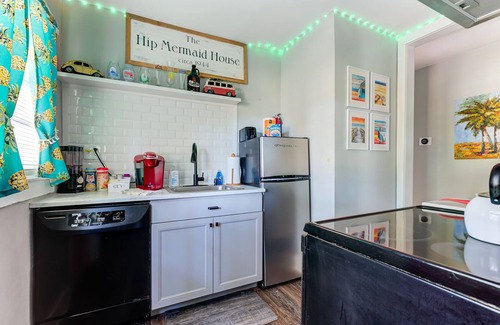 Bellview House | Super Fun Family Bungalow - Hot Tub - Yard Games - Seasonal Cowboy pool
