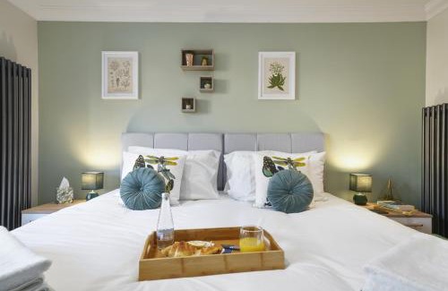 Canterbury Apartment | Super Funky Spire View Cottage - FREE Gated Parking - Ultra WiFi