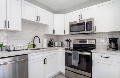 Hallandale Beach House | Super Modern ~3 miles to Beach~ Large Yard/Patio & BBQ