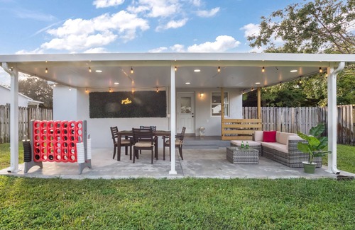 Hallandale Beach House | Super Modern ~3 miles to Beach~ Large Yard/Patio & BBQ