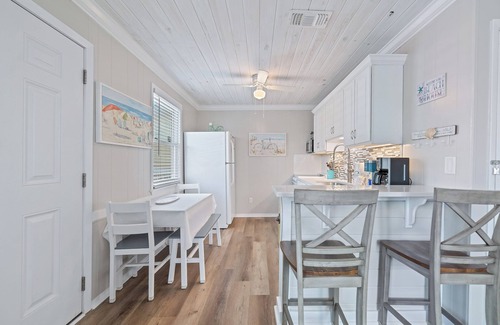 Gulf Shores Cottage | Super Nice Quiet Beach Cottage, Pvt Parking, WiFi, Cozy, Spotless, Comfortable.